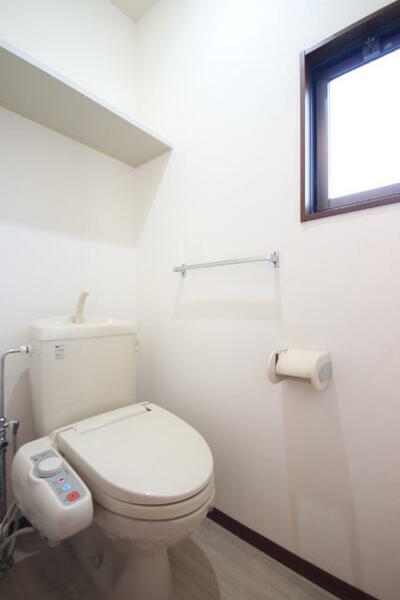 画像13:温水洗浄便座付きトイレです！　上部の棚が収納に便利です。
