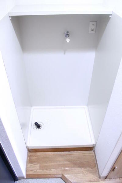 画像11:室内洗濯機置場の上には棚があるので洗剤を置くのにもぴったりです
