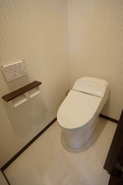 画像12:温水洗浄機能付き　タンクレストイレ