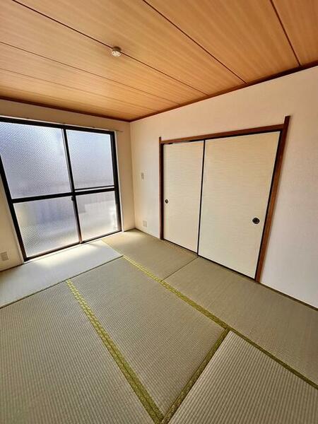 画像12:南向きで暖かく、落ち着く和室です