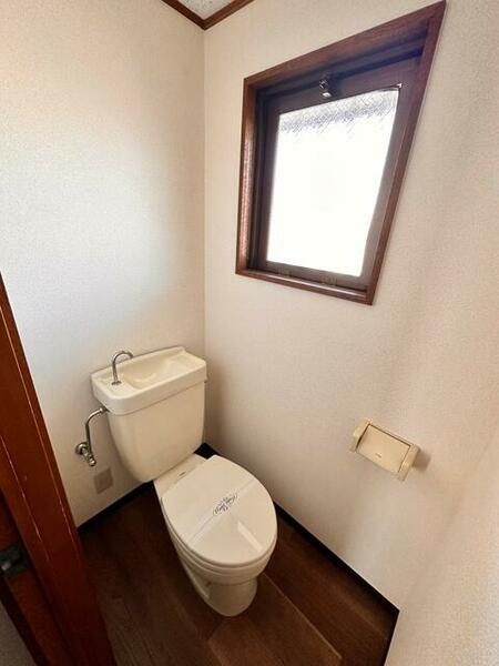 画像8:トイレに窓があるので換気もばっちりです