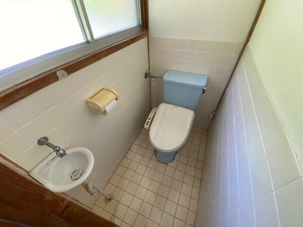 画像6:うれしいウォシュレット付きトイレです。窓もあり明るいですね。