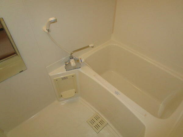 画像6:小窓があり、自然換気のできる浴室