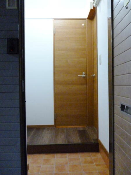 画像15:内装済。玄関ドアを開けると突き当り奥がトイレ　トイレのドアも新品に取替ました