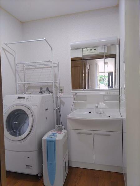 明るく清潔な洗面脱衣室は、シャワーヘッド付の洗面化粧台完備。大型ドラム式洗濯機も貸出中です！