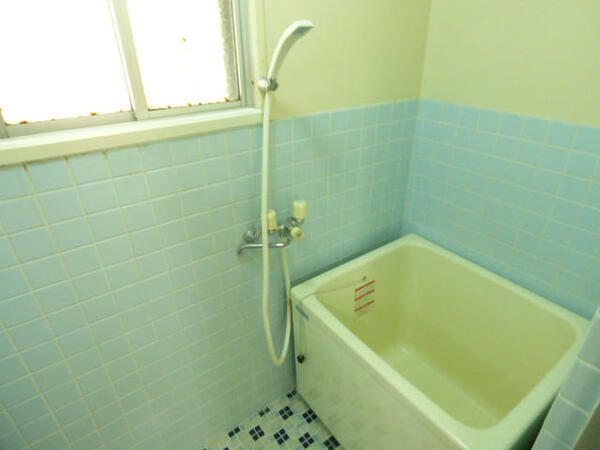 画像9:床の青タイルがカワイイお風呂。窓付き。