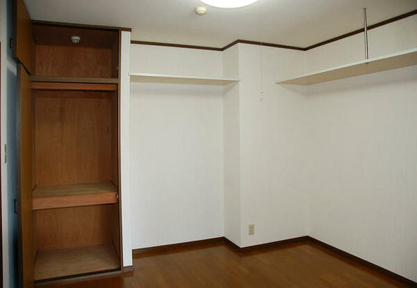 画像12:洋室・和室には上に棚があります