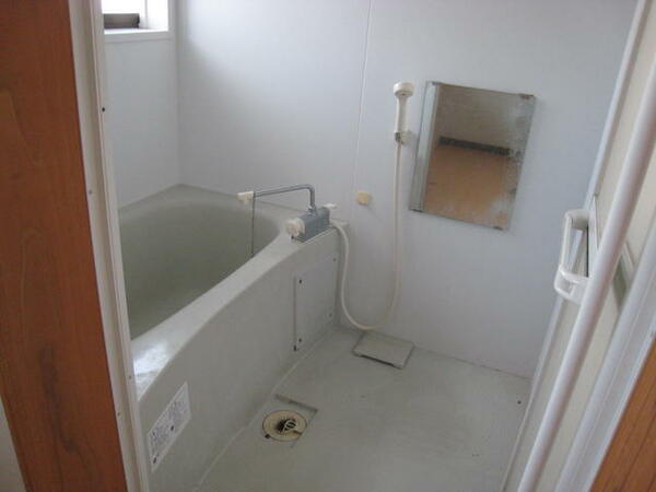画像7:バスルームです。シャワーと窓があります。