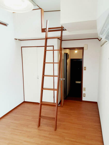 画像12:居室です。ロフトにあがる為の梯子を掛けている写真です。