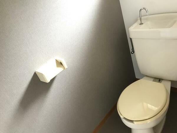 画像6:ブラウンの壁紙がとってもおしゃれなトイレ