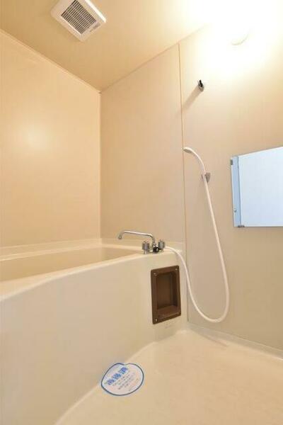 画像9:白色を基調とした清潔な浴室