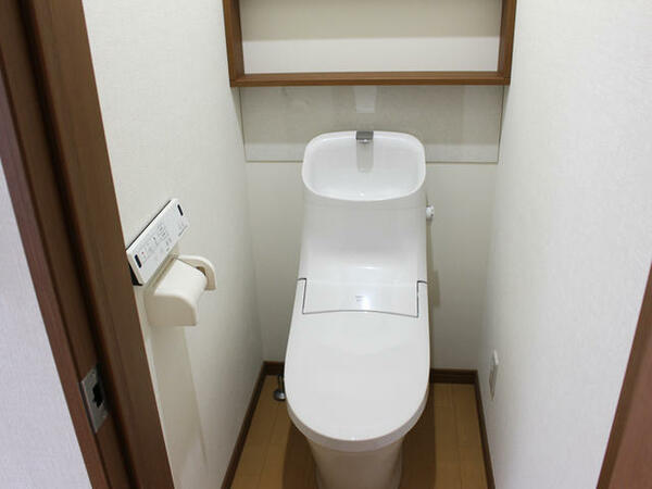 画像5:温水洗浄機能付き便座・収納棚・お掃除しやすい一体型のトイレ