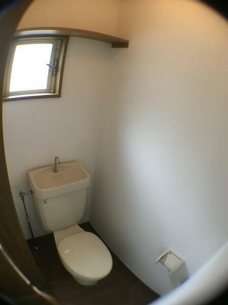 画像6:トイレ上部には窓と棚があります