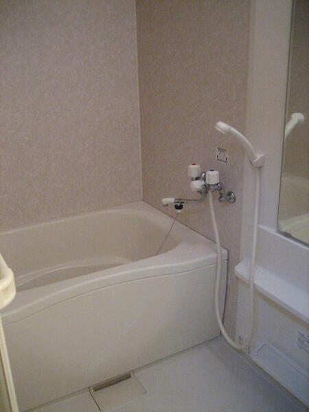 画像7:ゆったりした浴室内！