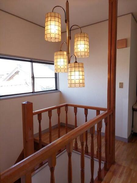 その他画像：階段写真・廊下　レトロな照明ですがお洒落です。