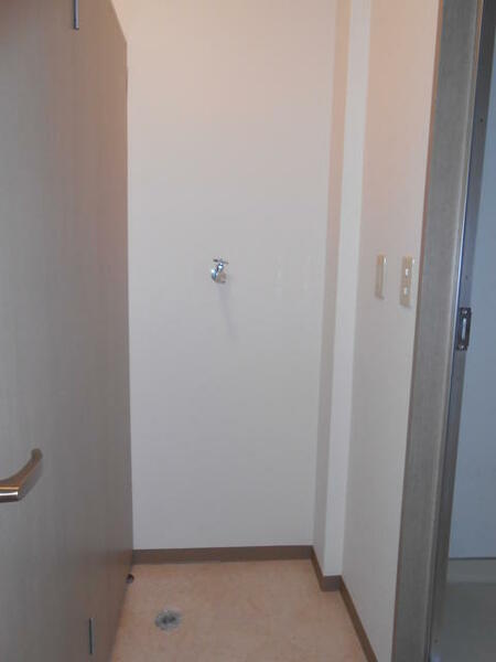 画像13:室内トイレ横にある洗濯機置き場