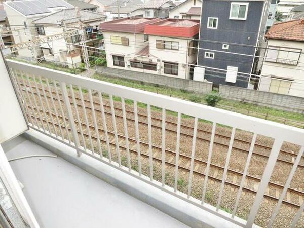 画像12:ベランダから線路が見えます！前に建物がないので、風通しも良好ですね！