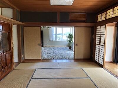 広い和室には茶箪笥が付いてます。