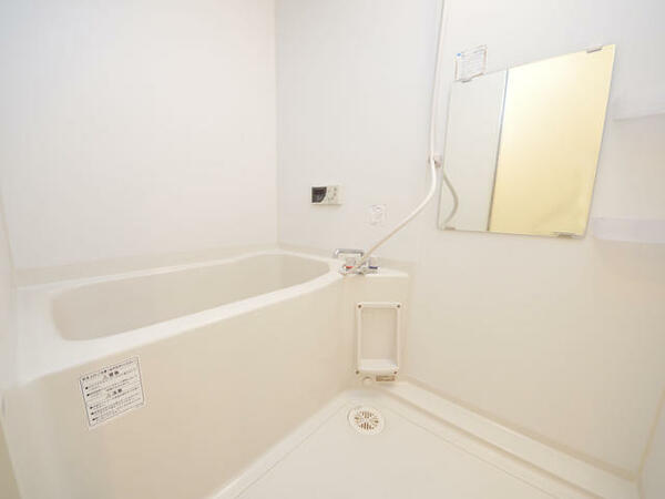 画像11:追焚機能付き浴室。浴室からも温度設定が可能です。　換気扇付き