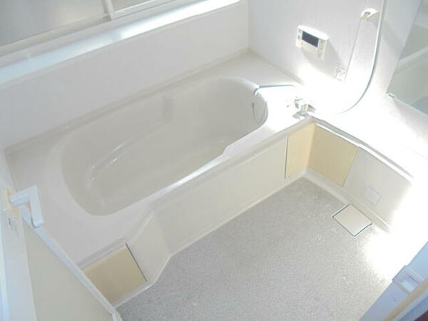 画像8:ゆったりサイズのお風呂です。横には大きな窓もあり換気面も良好です。