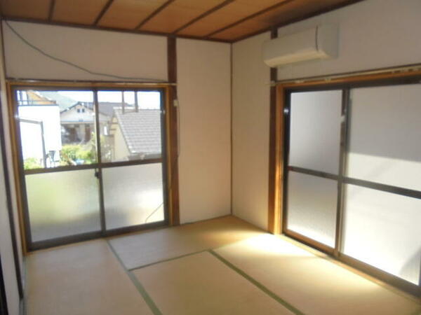 画像9:和室の画像です。畳は落ち着きますね。二面窓から換気面、採光面良好です。