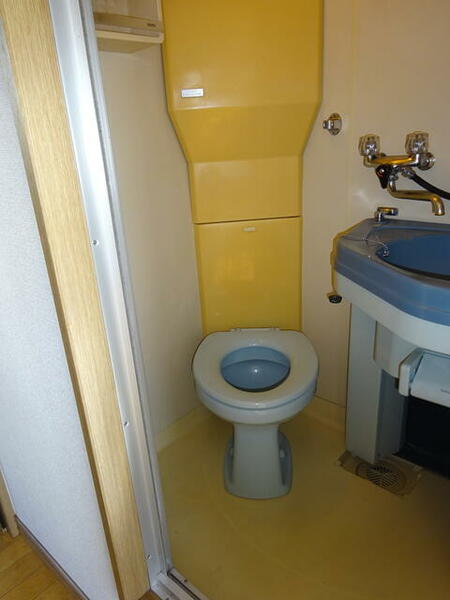 画像6:室内にトイレとシャワーがあります　共用部にはシャワー室もあります