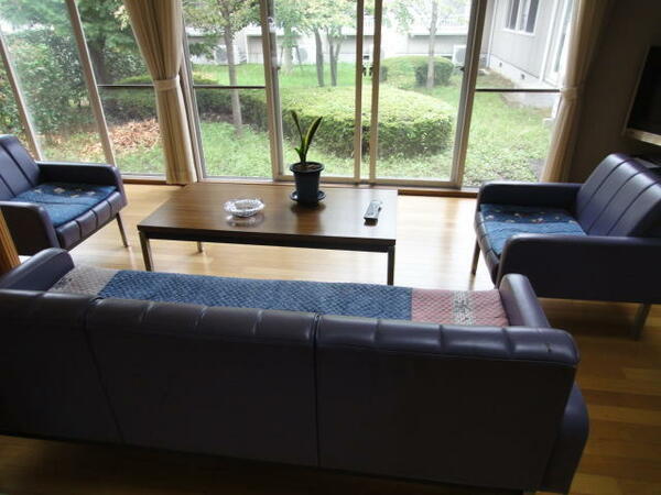画像9:エントランス内に入居者専用のソファーあります
