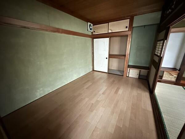 画像7:２階の和室、１部屋の床をフローリングに張り替えました！
