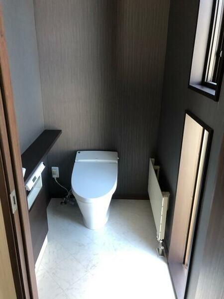 二階にあるトイレにはパネルヒーターがあり、冬場の温度差変化が少なく快適です。