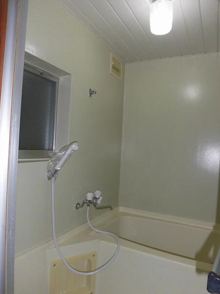 画像5:明るいお風呂です。壁塗装してます。シャワーほーす新品