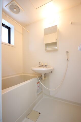 画像13:浴室です！　小窓があり換気に最適です！　浴室内に洗面台があります！