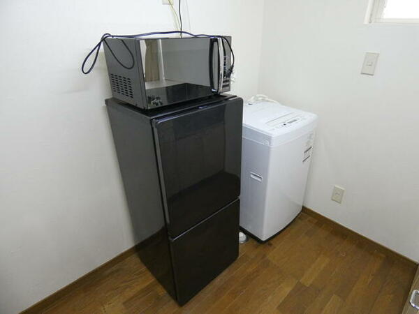 画像9:冷蔵庫・電子レンジ・洗濯機の家電あり。残置物ですが良かったら使って下さい