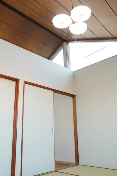 画像3:天井は高く、窓もついているため、光を取り込みやすい室内となっています！