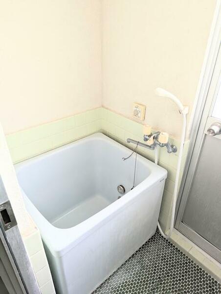 画像11:追炊き機能・シャワー付・戸を開けると小さなバルコニーがあります。湿気取りにサイコーです。