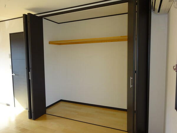 画像10:２Ｆ洋室のクローゼット　壁一面のスペースがあり、たっぷり収納できます！
