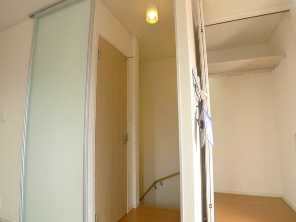 画像13:階段とお部屋の間には扉があるので安心です