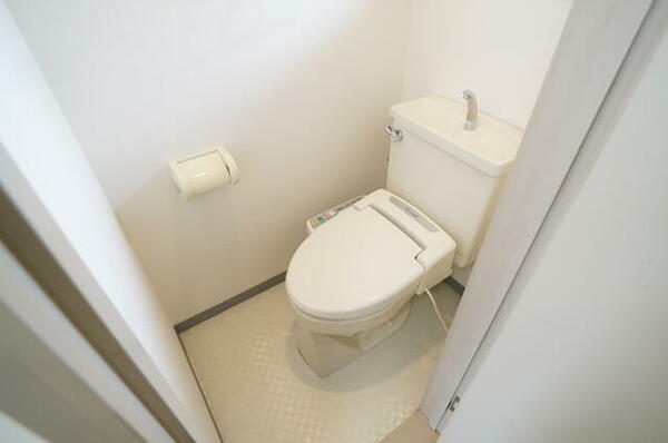 画像11:トイレは温水洗浄便座付