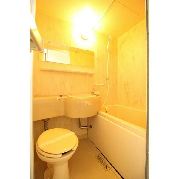 画像5:バス・トイレ同室のお部屋になります。