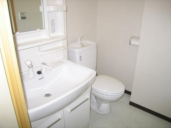 画像11:トイレは温水洗浄便座付、洗面は洗髪洗面化粧台です