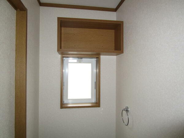 画像13:トイレ上部には便利な棚あり！