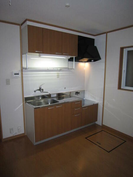 画像8:シンク上下に収納があり、使いやすいキッチン（同物件他部屋写真）