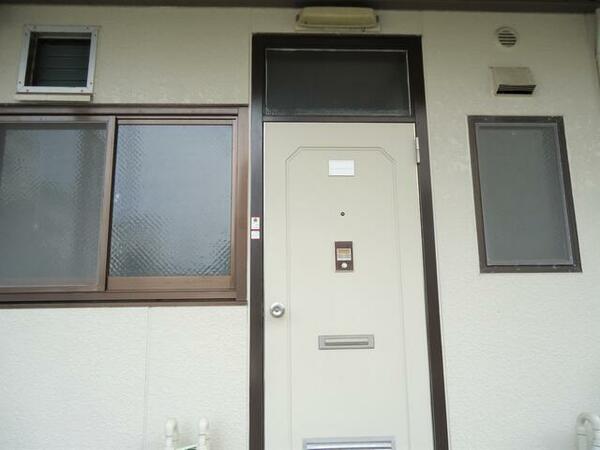 画像12:玄関を外から撮影。ドアチャイムが付いています。