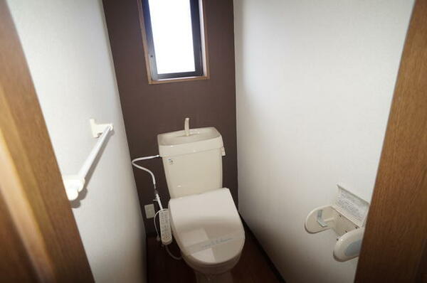 画像13:トイレは温水洗浄便座付き（他室転用）