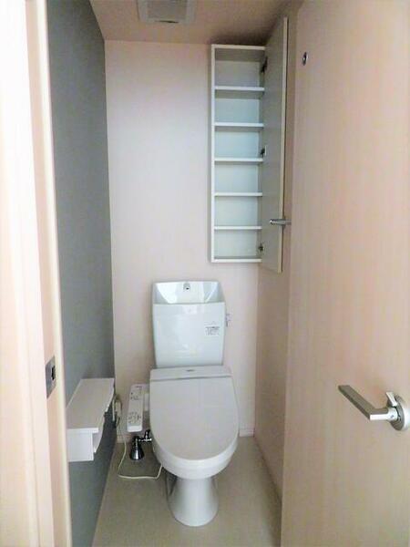 画像10:ウォシュレットトイレには便利な収納スペースあり。