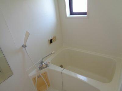 画像6:経済的な追い焚き機能付きの浴室