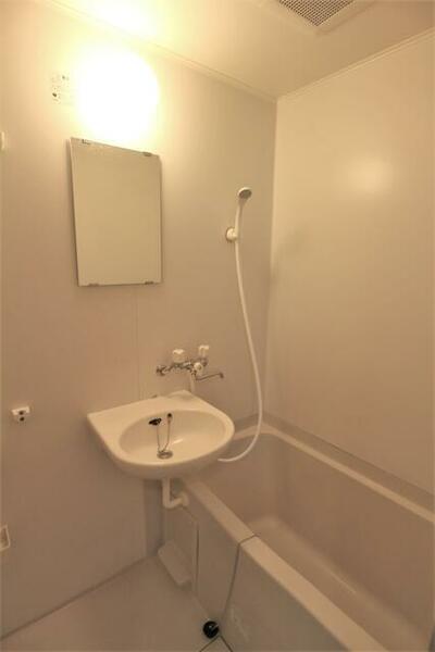 画像5:鏡がついているのでシャワーを浴びながらシェービングも可能です。