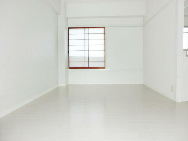 画像3:壁紙、床は清潔感のあるホワイトで統一★