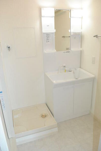 画像5:洗濯機置き場・シャワー付き洗面台