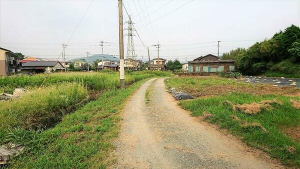 前面道路への曲がり角は少々狭い為、確認が必要です。