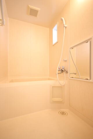画像13:浴室です！　小窓があり換気に最適です。